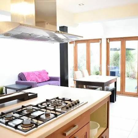 Апартаменты 5 Bedroom House In Drumcondra Sleeps 10