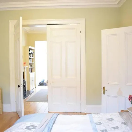 5 Bedroom House In Drumcondra Sleeps 10 Apartment