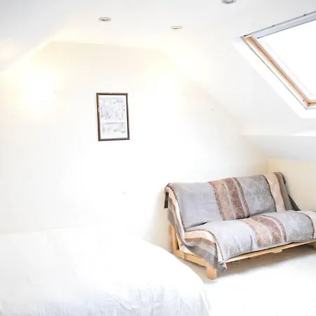 Apartment 5 Bedroom House In Drumcondra Sleeps 10 *
