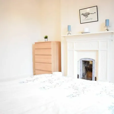 5 Bedroom House In Drumcondra Sleeps 10