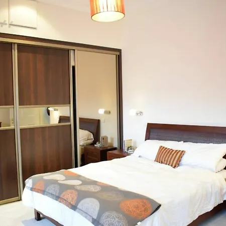5 Bedroom House In Drumcondra Sleeps 10