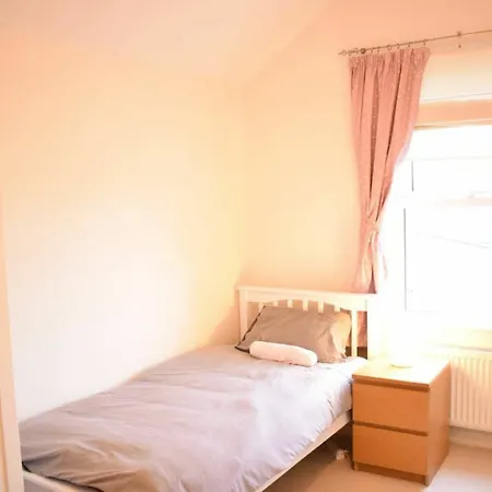 5 Bedroom House In Drumcondra Sleeps 10