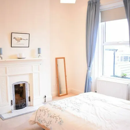 Apartment 5 Bedroom House In Drumcondra Sleeps 10 *