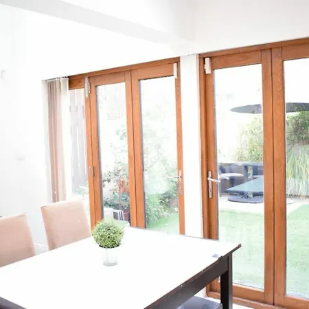 Apartamento 5 Bedroom House In Drumcondra Sleeps 10 *